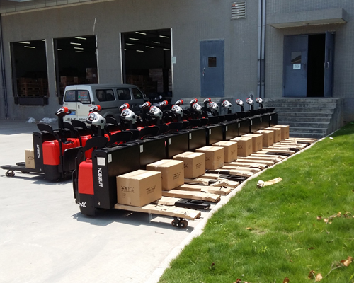 選(xuan)擇電動叉車(chē)時需要考慮(lü)哪些關鍵因(yin)素？如何根據(ju)實際需求進(jin)行合理選型(xíng)？