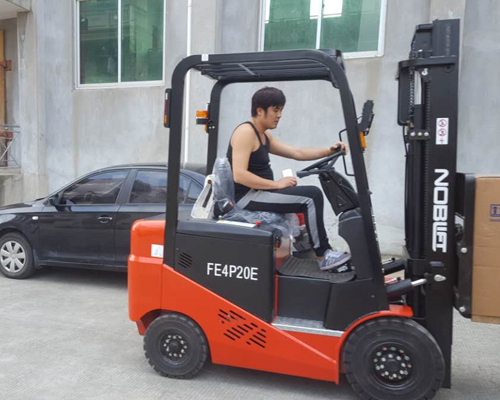 進(jìn)口啤酒批發(fa)點平衡重2噸(dūn)叉車客戶試(shì)車中