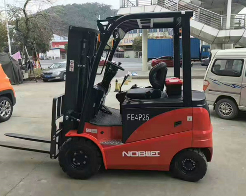 甯德(de)時代新能源(yuan)批量平衡重(zhòng)電動叉車交(jiāo)車