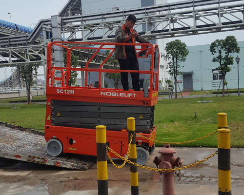 諾力剪叉(chā)式高空作業(ye)平台服役于(yu)莆田湄洲灣(wān)電廠